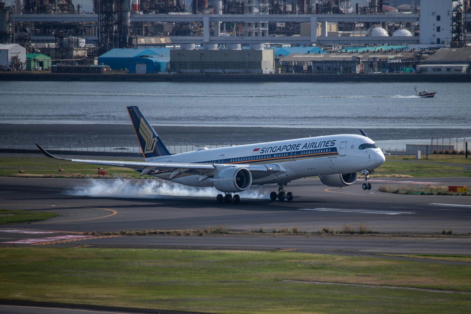 Singapore Airlines A350 Photos Raise Questions About Possible Tail Strike After Go Around 