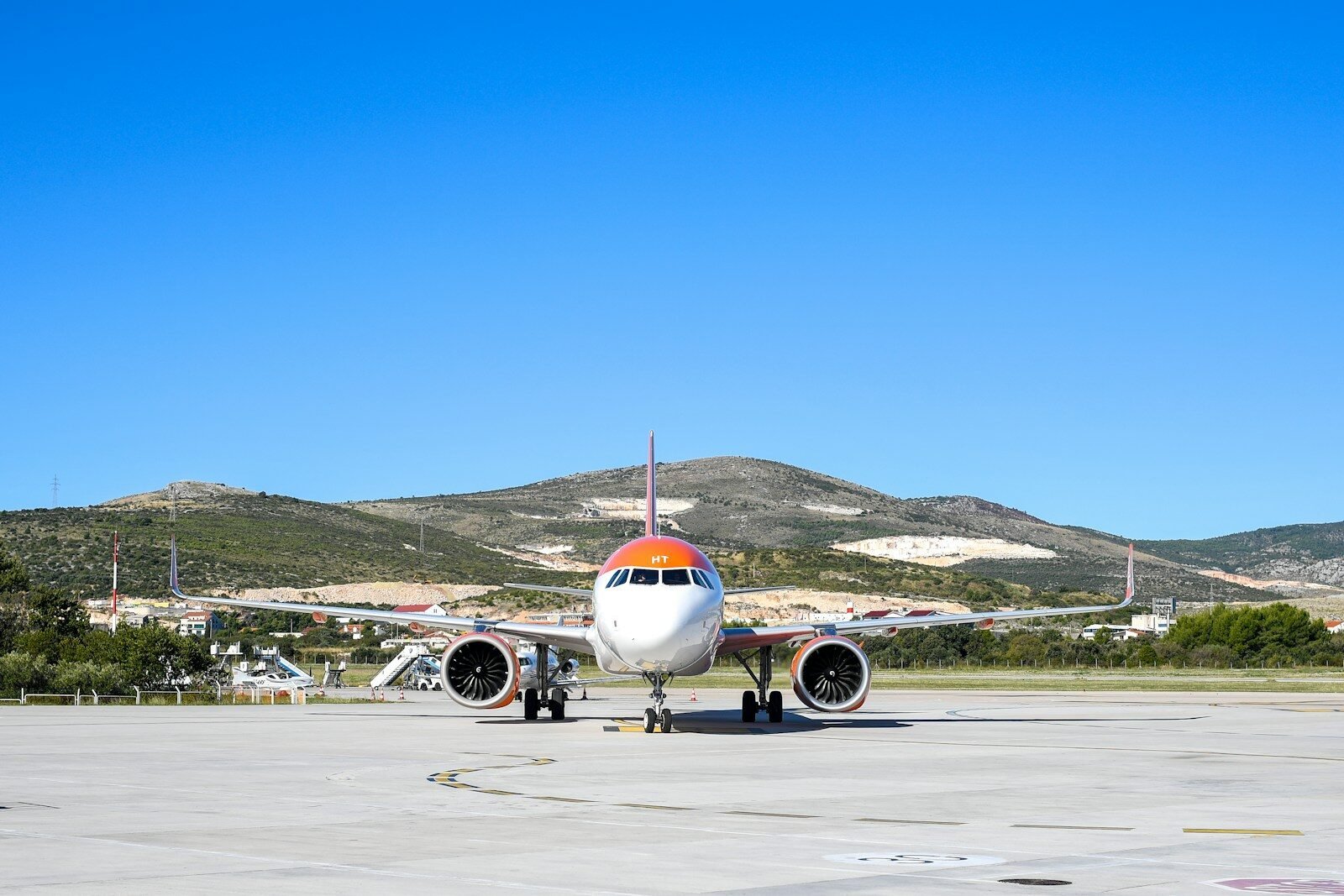 What Happened to Croatia Airlines A220-300 Aborted Takeoff and Runway Veer Analysis